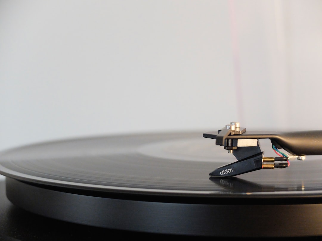 why-choose-us round-black-vinyl-disc-on-vinyl-player-5gn2soeac40
